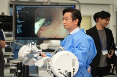 这台具有3万个部件的手术机械人